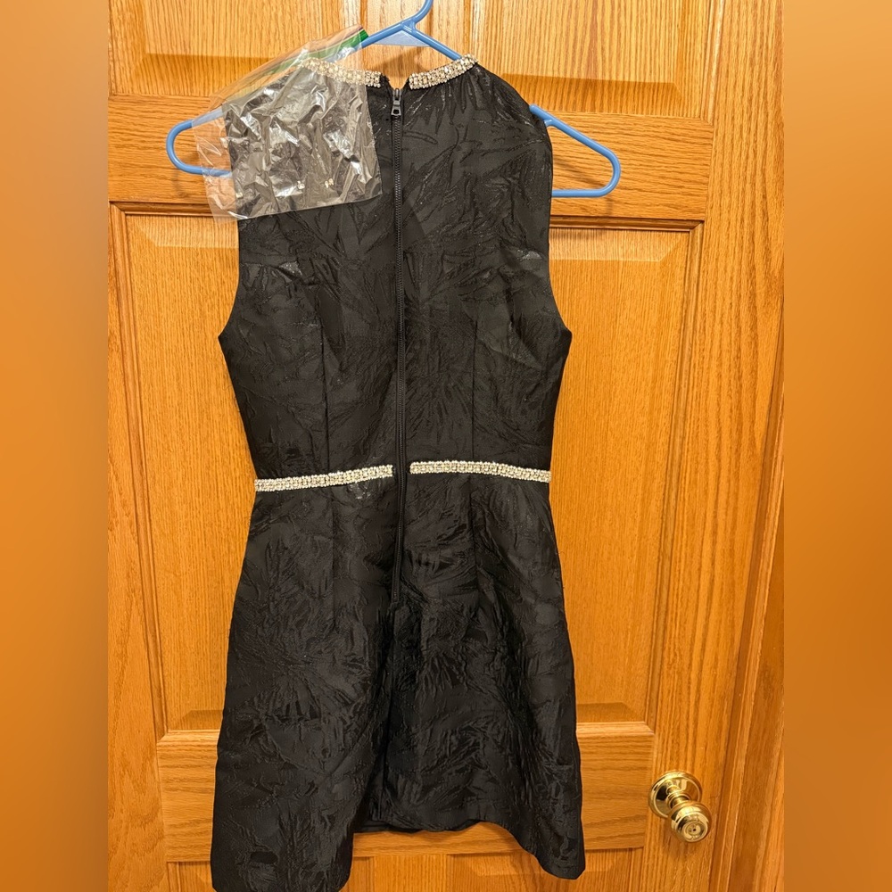 NWOT ALICE + OLIVIA ELLIS EMBELL CREW MINI DRESS Black Size 0 - Picture 4 of 4